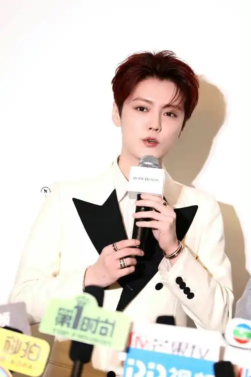 鹿晗今日下线活动饭拍图白色西装是小王子吧