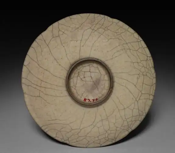 南宋 官窑花口盘(底部) 美国克利夫兰博物馆藏