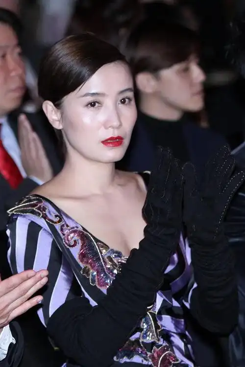 42岁宋佳:婚恋市场的一股清流 宋佳,实力派女演员,曾获白玉兰奖,华鼎