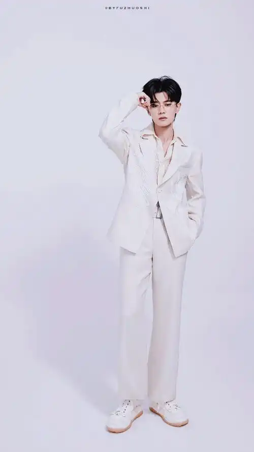 任嘉伦白西装金丝眼镜