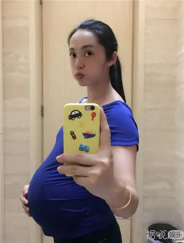 67anglebaby出席活动挺着大肚翘二郎腿网友惊叹明星