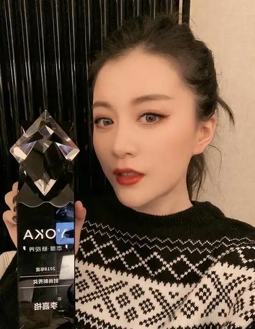 "在巡视拍摄场地的途中,车澈恰巧捕捉到了李嘉格的言语,并立刻对她的