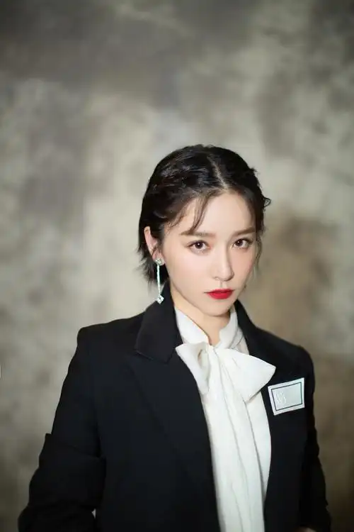 阚清子知性干练西装写真图片 - tt98图片网