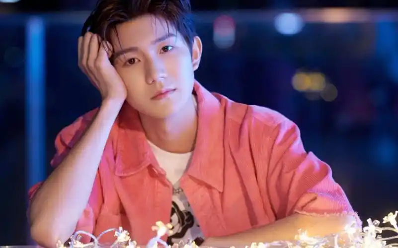 是我的小粉钻来咯!谁能告诉王源,多穿粉色,我爱看