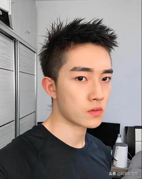 像上面这位小哥哥的这款碎短发就是非常不错的选择,两边的头发渐层铲