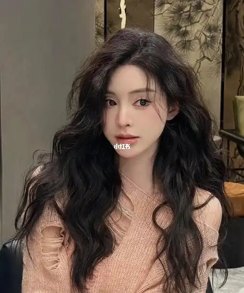 微微凌乱的卷增加了慵懒随性的感觉.