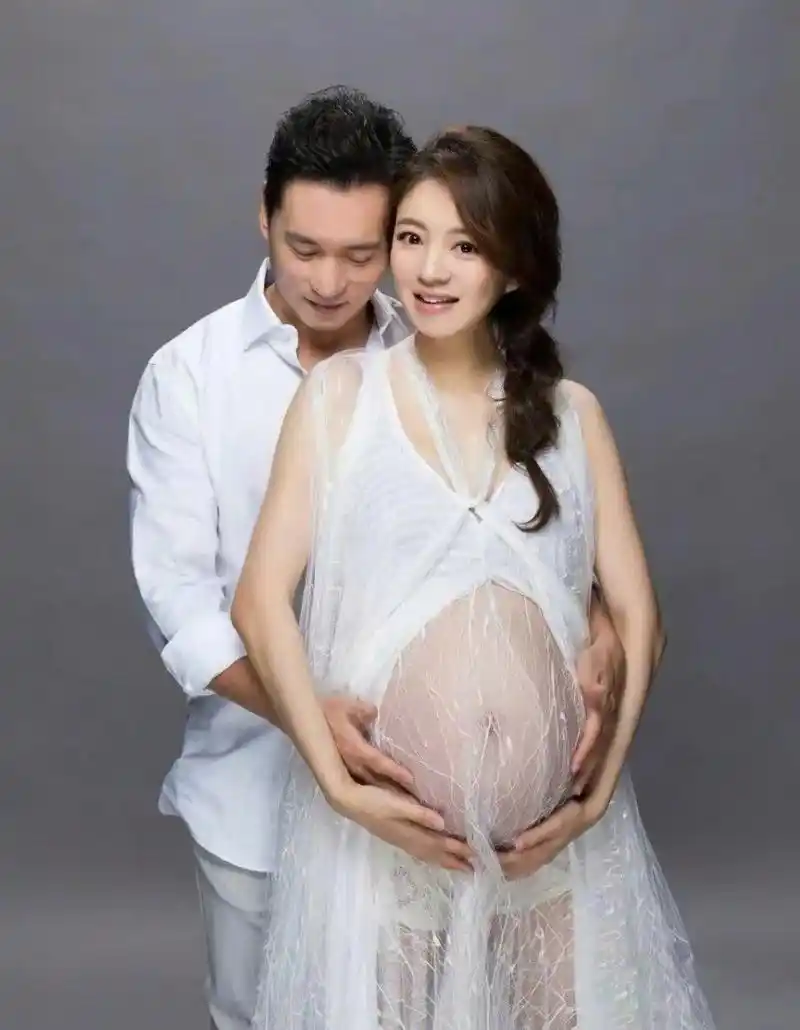 女神安以轩的大肚写真,让你领略女神的另一面,散发着母性的成熟魅力.