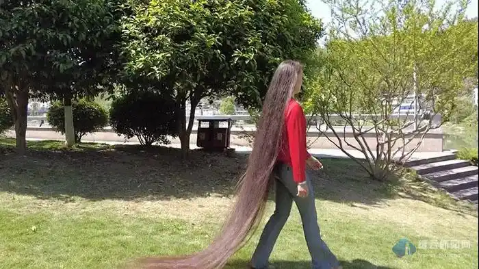 近日,记者在杜桥边见到了樊高妃,超长发扎成辫子盘在脑后,乍一看并不