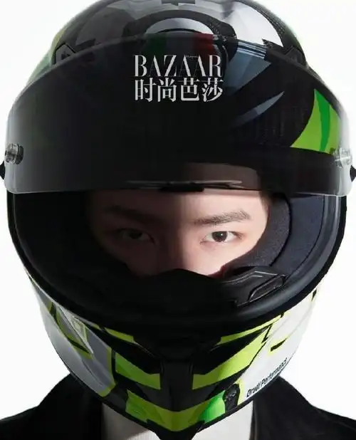 85号摩托车手  擦头盔也那么好看    #王一博