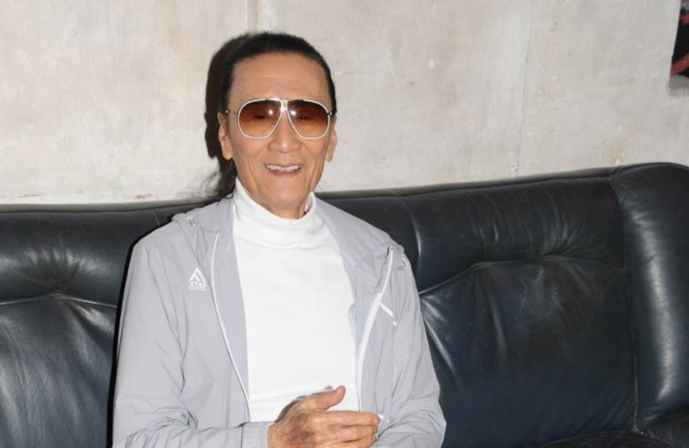 84岁谢贤罕见现身为狄波拉老公庆生身形消瘦帅气有型