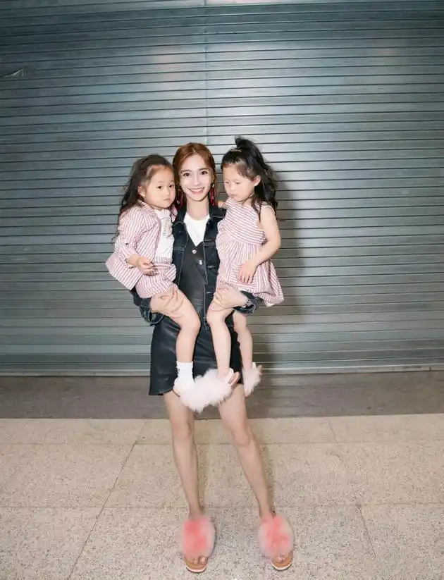 angelababy抱两娃神色轻松 为母则刚臂力惊人