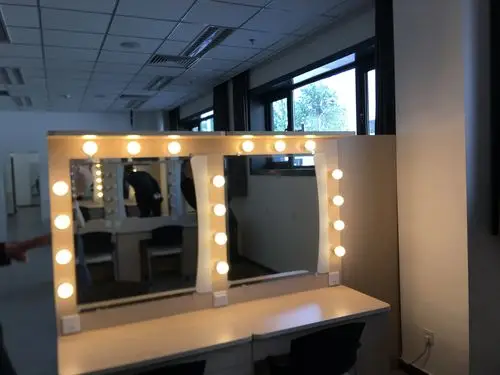 化妆间的灯光设计和舞台灯光一致