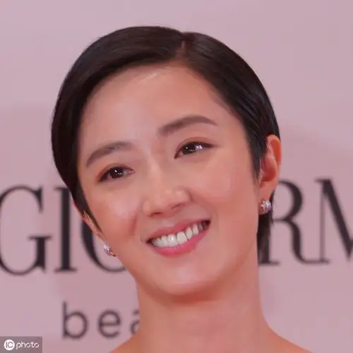 "短发精灵"桂纶镁,撩裙动作好优雅