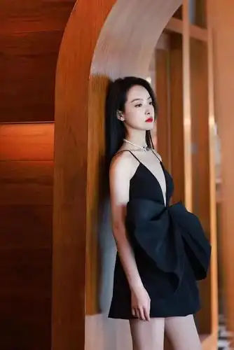 原创宋茜穿黑色深v蝴蝶裙大秀好身材她雪肤水嫩性感迷人