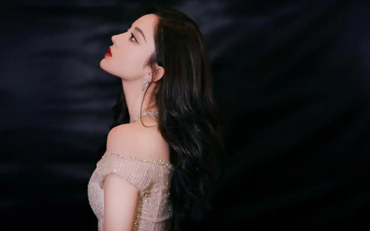 古力娜扎妩媚动人写真桌面壁纸