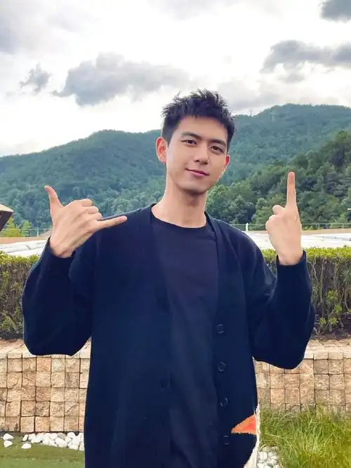 李现晒自己做的健身餐