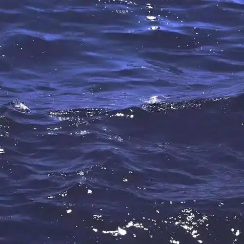 顾念易_ins风蓝色背景图/你也会为了我远赴山海嘛,好看的蓝色背景图