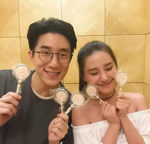 房祖名与何超莲合照