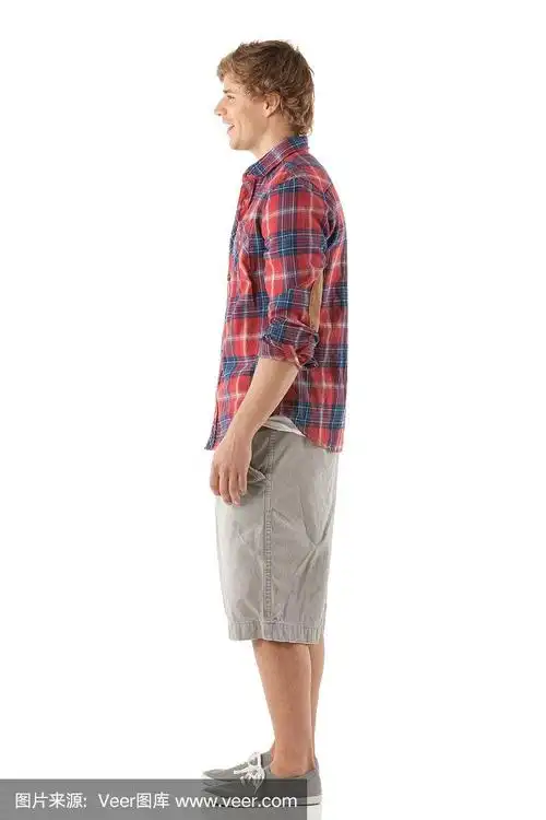 一个年轻人的侧面站着