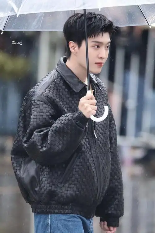 范丞丞撑伞氛围感