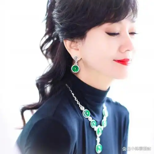 为什么建议中年女性多戴翡翠?看何超琼,向太就够了,美的高雅