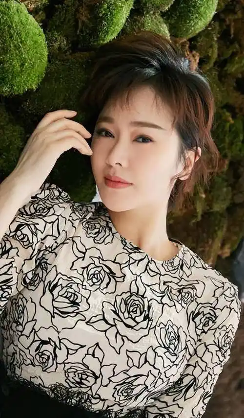 左小青:嫁大20岁富商老公,历经11年婚姻,爱情变友情,无怨无悔_经历