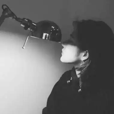 颓废的黑白伤感qq头像忧郁女生