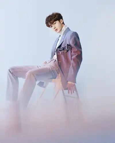 今日份新鲜的朱正廷上线啦!香芋紫色西装搭配白色荷叶领衬衫