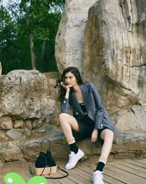 何穗大长腿太抢镜了,穿波点深v西装,不愧是行走的打光板_白色_紫色