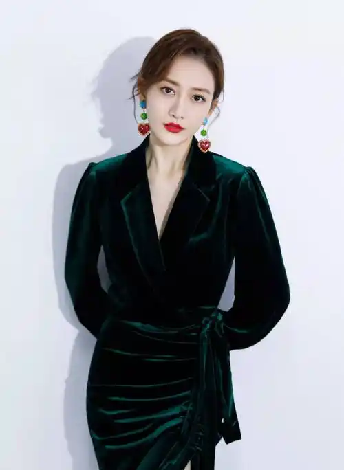 参加正式场合或者聚会都很美,肤白的美女穿墨绿色更好看,王鸥搭配的