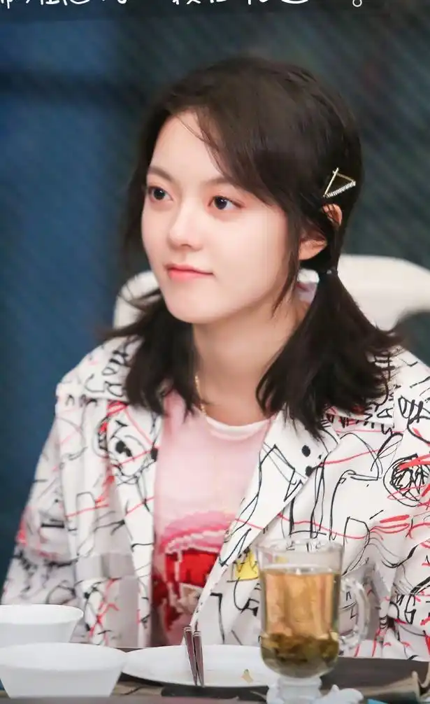 短款俏皮可爱,搭牛仔裤或者是裙装也都是很不错的选择,赵今麦在某综艺