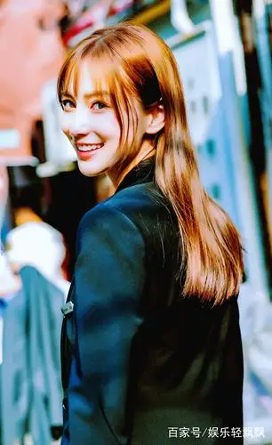 杨颖笑的好开心,女神真是越来越美了,越活越年轻