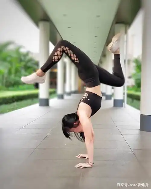 在她展示的健身照中,一身紧身运动装暴露了吉克隽逸凹凸有致的好身材