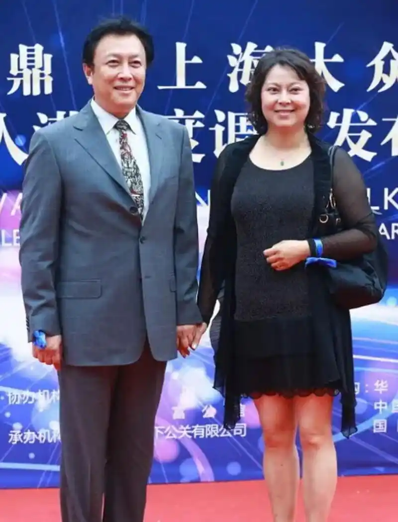 1990年除夕夜,唐国强的妻子洗完澡化完妆,穿上一身新衣,用一根绳子