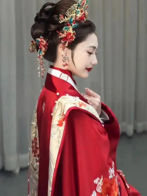 汉服造型中式婚礼凤冠霞披