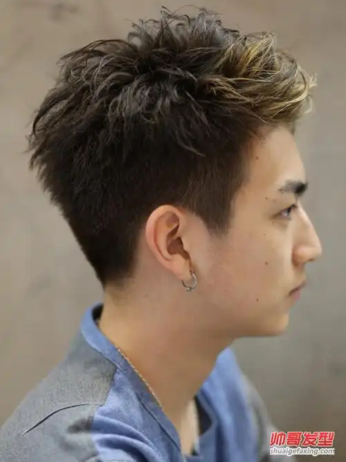 日式侧分半露额头发型男生修颜短发