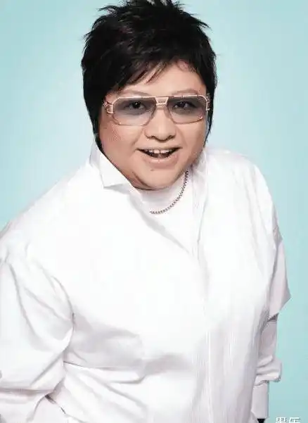 49岁韩红近照暴瘦到认不出!