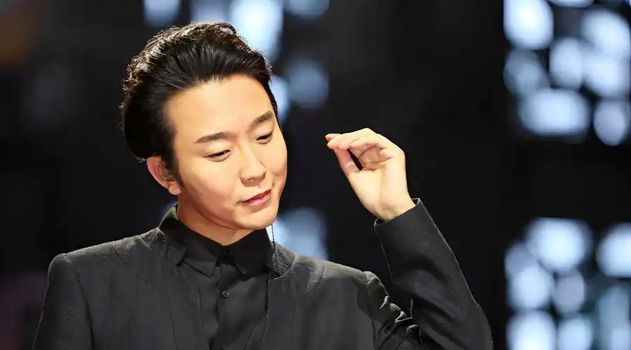 45岁的李玉刚,不恋爱不结婚,身体状况惹争议,他究竟图什么?