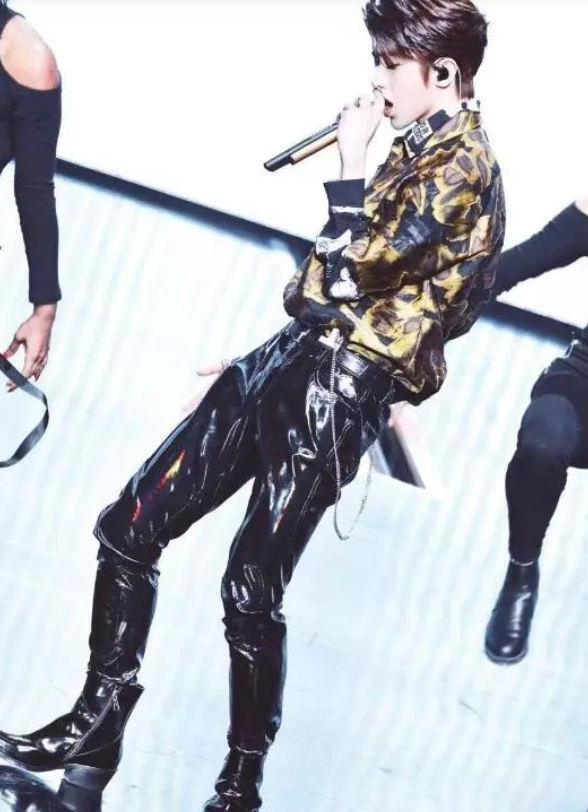 有一种"皮裤"叫蔡徐坤,专穿小两码?看到照片后网友:心动不止