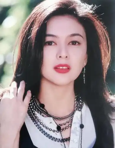 49岁李嘉欣因身材被嘲上热搜,几个月后瘦回颜值巅峰,网友:酸了