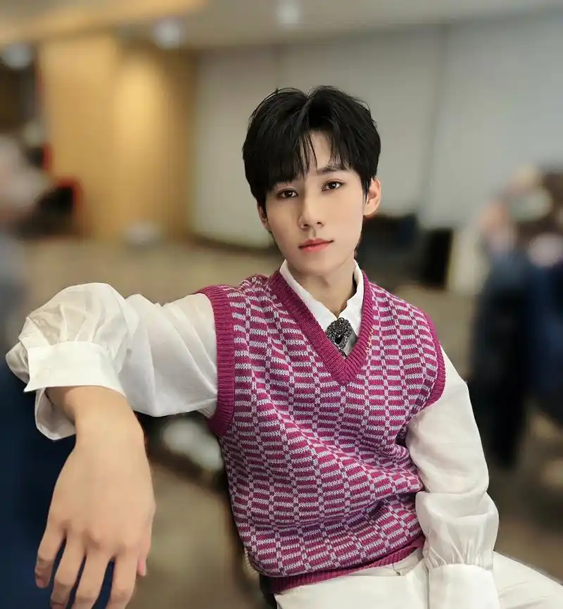 张真源的喉结,有点绝绝子