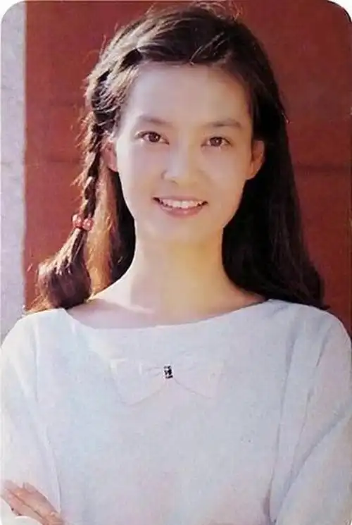 被潘虹的老年状态惊艳到:69岁头发花白,穿衣极简却高级有气质