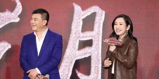 秦海璐与丈夫出席活动,皮衣搭阔腿裤气场足,王新军蓝西装很抢眼_白色