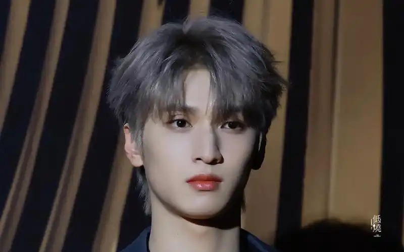 浅发 深v西装,雅痞气质成年人红毯严压【严浩翔】230118weibo音乐盛典