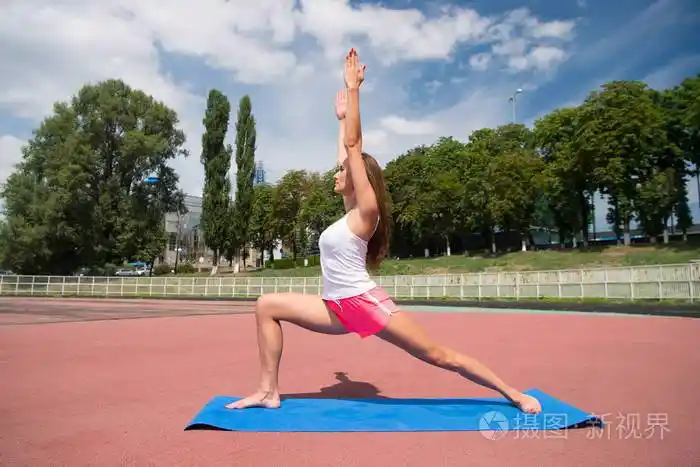 健康解决方案.性感健美的女人通过伸展运动锻炼身体.