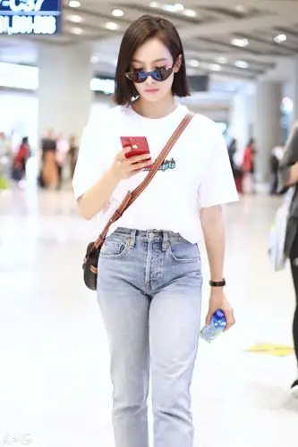 宋茜戴墨镜穿白色t恤搭配蓝色牛仔裤现身机场走路时低头玩手机
