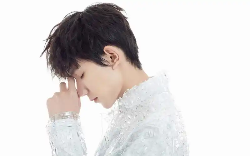 王源酷帅黑白写真桌面壁纸