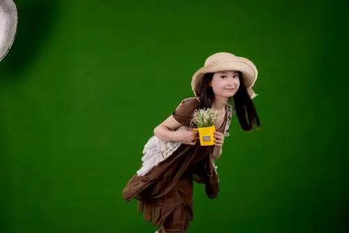 绿色背景拍摄的可爱女孩儿童人物图片素材23p