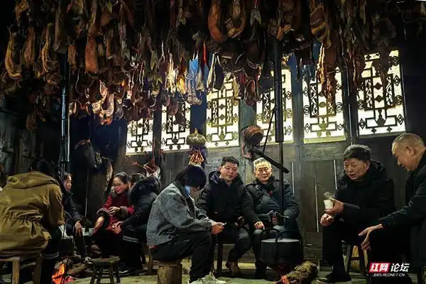 围炉而坐谈笑风生尽享惬意农闲时光