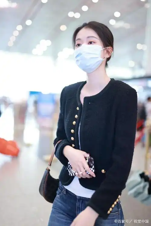 乔欣现身北京机场,穿上小香风外套,配牛仔裤和高跟长靴非常吸睛